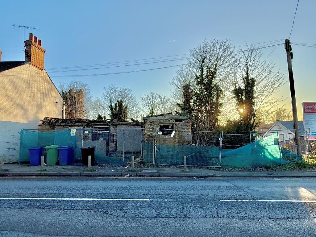 Lot: 42 - PLANNING PERMISSION FOR A PAIR OF HOUSES - Site with planning